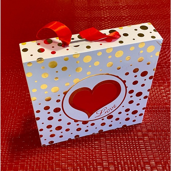 BNIB ❤️THE LOVE MAKEUP KIT/GIFT SET❤️ - Picture 7 of 12